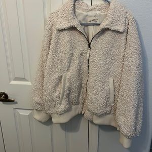 Women’s XL Universal Thread cream jacket with waistband and front pockets